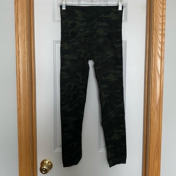 Spanx Look At Me Now Seamless Legging in Green Camo Size Medium - Picture 2 of 8
